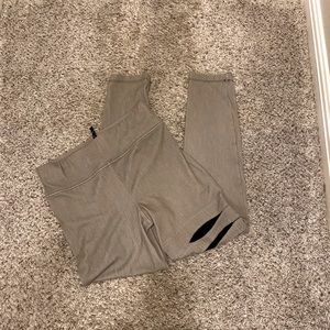 Stiletto leggings in size large.